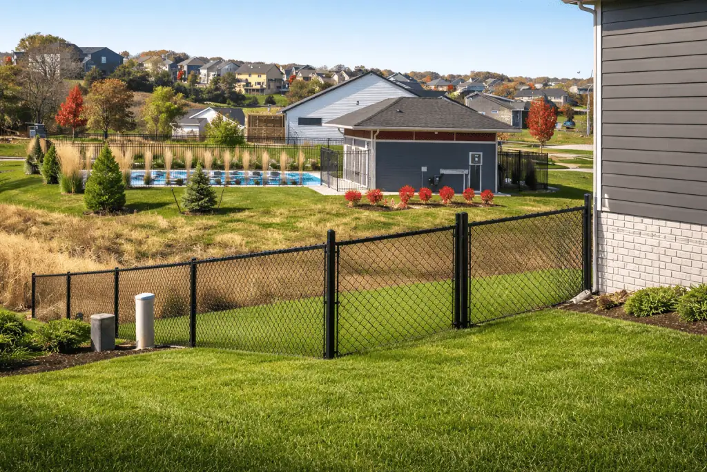 CHAIN-LINK fence - BLACK CHAIN-LINK